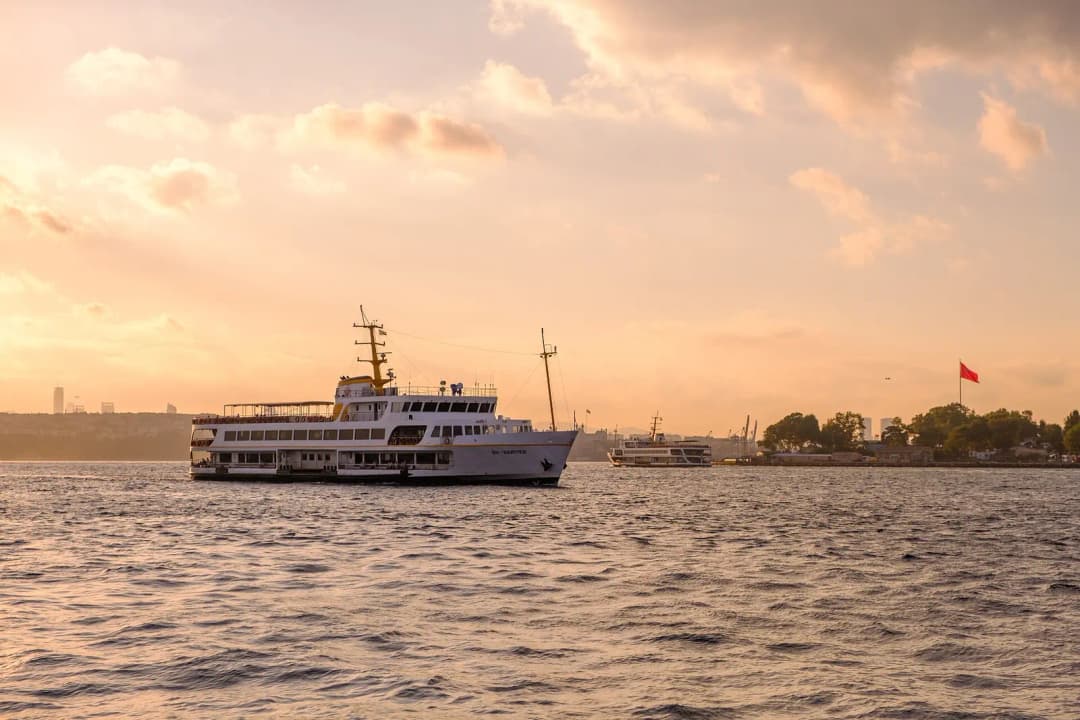 Bosphorus Ferry or Boat Tour: What About 90 Minutes Shows You